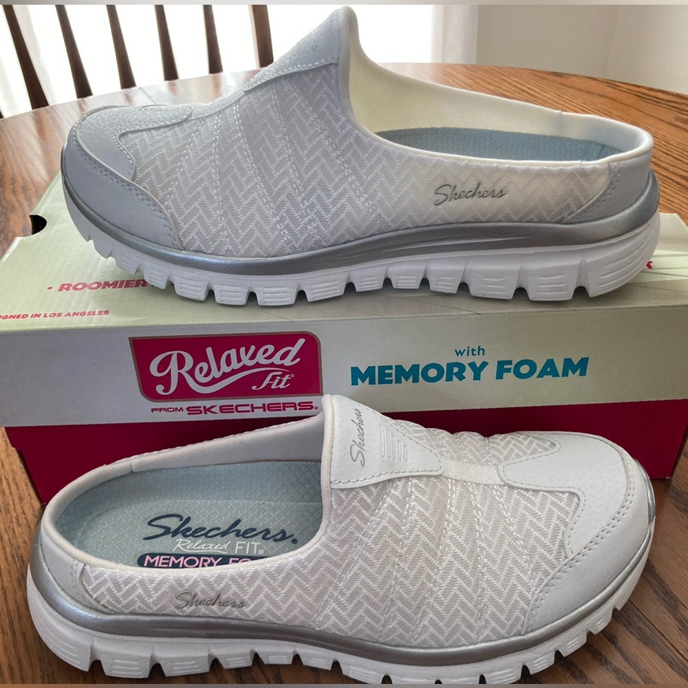 New never worn Skechers relaxed fit w memory foam